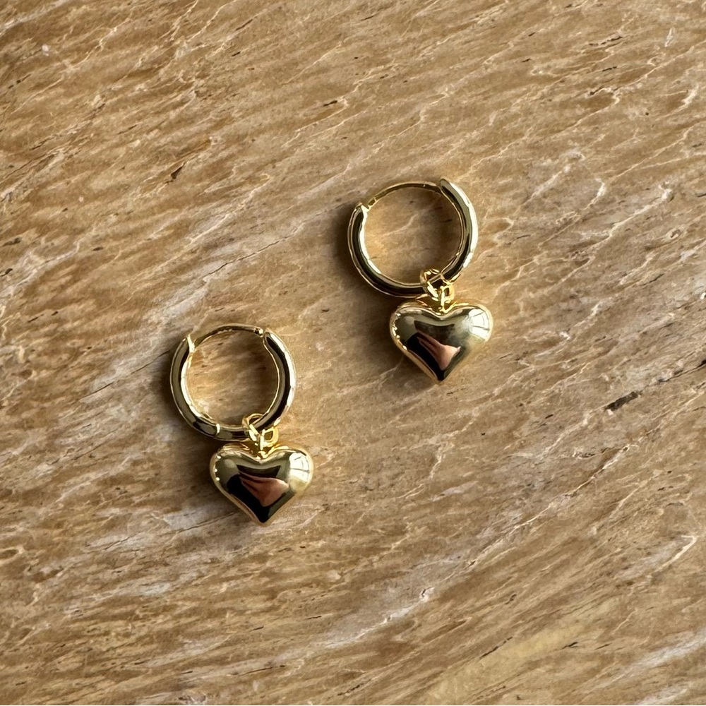 NWOT Goop Gold Plated Puff Heart Huggie Earrings - Picture 5 of 5